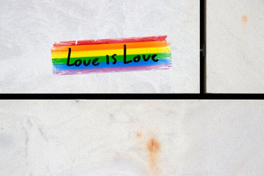 love is love regenbogen aufkleber an einer fassade