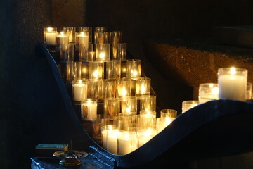 Kerzen in einer Kirche