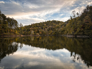 Obraz premium reflection in the lake on an autumn evening in north georgia