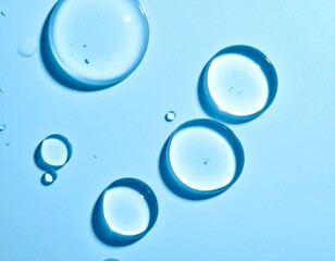 透明な液体のしずく 水色の背景に綺麗な水滴