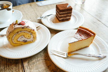 3種のケーキが並ぶ幸せなカフェテーブル