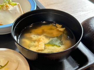 朝食の油揚げ豆腐とわかめの味噌汁