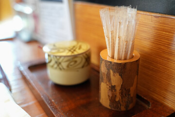 木の温もり感じる和食店の卓上