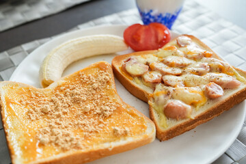 きな粉トーストとチーズトーストの朝食