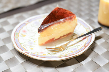 花柄皿に載るケーキ屋で購入してきたベイクドチーズケーキ