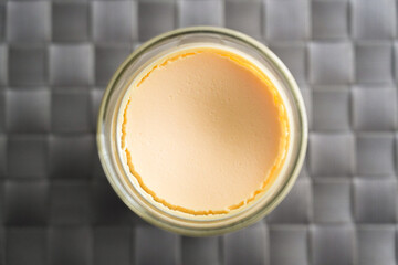 ガラス容器に入ったなめらかプリン