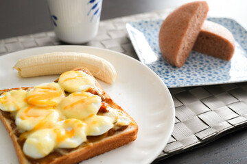 チーズトーストと蒸しパンの朝食セット