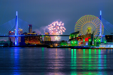 大阪港の夜景と淀川花火
