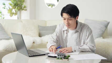 不動産を検討するアジア人男性