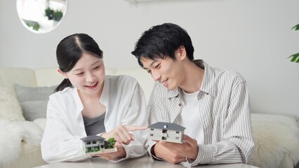 不動産を比較するアジア人カップル