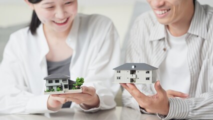 不動産を比較するアジア人カップル