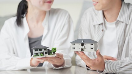 不動産を比較するアジア人カップル