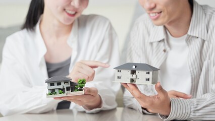 不動産を比較するアジア人カップル