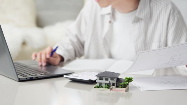 不動産を検討するアジア人男性