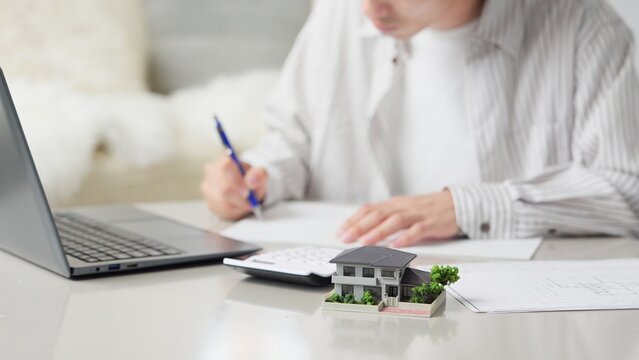 不動産を検討するアジア人男性