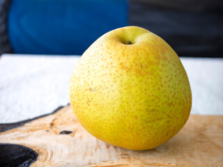 瑞光に輝く秋の果実