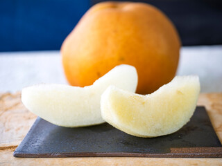 秋熟す果実の白き煌めき