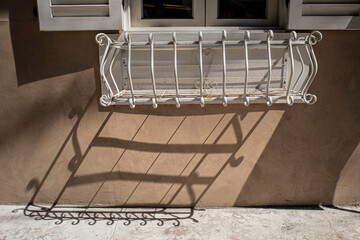 This is the window of an alley cafe in broad daylight.한낮의 골목길 카페의 창문입니다.