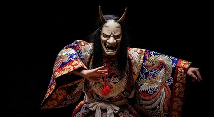 日本伝統の芸術：般若の面をつけて演じる能楽師