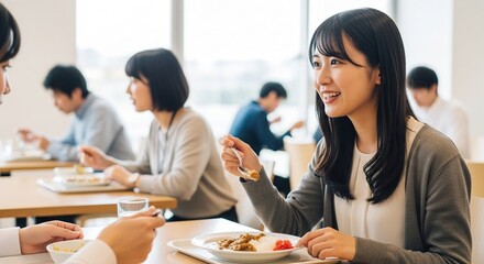 笑顔あふれる交流、同僚と笑顔で食事をする若手社員たち