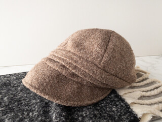 あったかキャスケットとチャコールグレーのマフラー