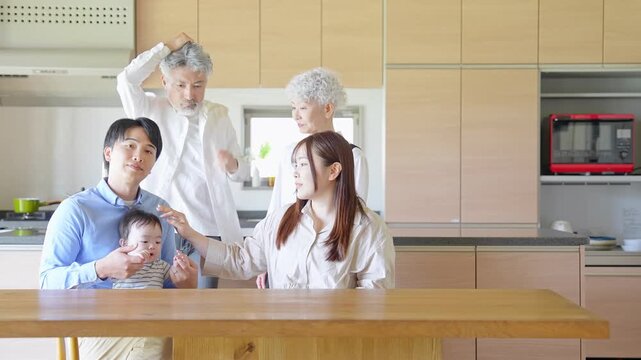 家族、三世代、誕生、ファミリー、二世帯住宅、赤ちゃん、ベビー、日本人、笑顔、リラックス、三世代家族、孫、祖父母、安心、記念写真、集合写真、家庭、団らん、同居、おじいちゃん、おばあちゃん、ママ、パパ、女性、男性、ニューボーン、乳児、新生児、子供、子育て、育児、保険、相続、少子高齢化、ポジティブ、元気、ハッピー、住宅、室内、暮らし、住まい、ライフスタイル、コピースペース、キッチン、シニア、高齢者、お年