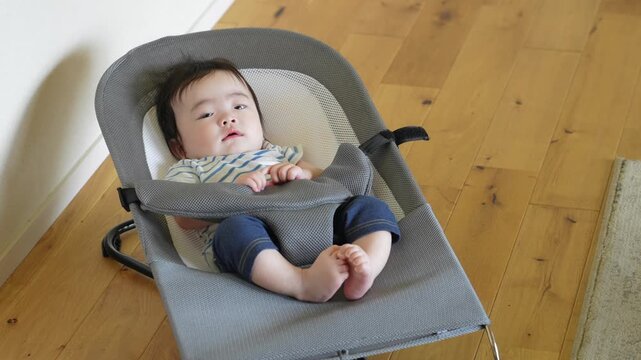 ゆりかごで寝る赤ちゃん