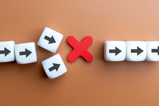 Cubes with arrow and error icon. Delays and disruptions, stop the process, critical error concept.