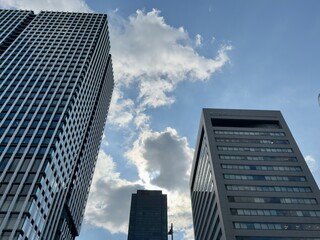 JR大阪駅雲の多い空とビルのある風景
