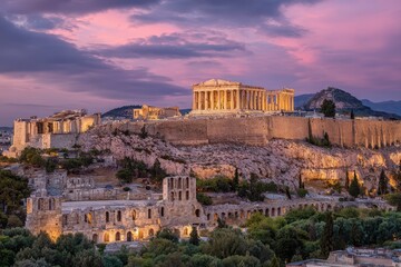 Fototapeta premium Sunset view of the Parthenon temple on Acropolis Hill in Athens showcasing ancient architecture against a vibrant sky