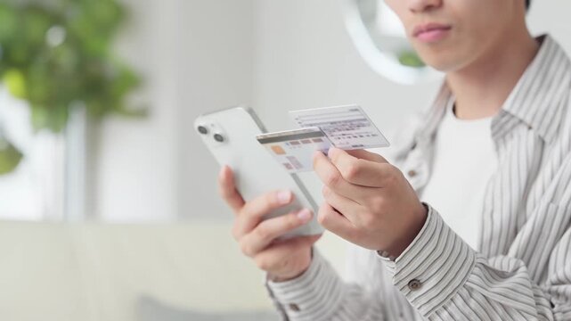 マイナ保険証を設定するアジア人男性
