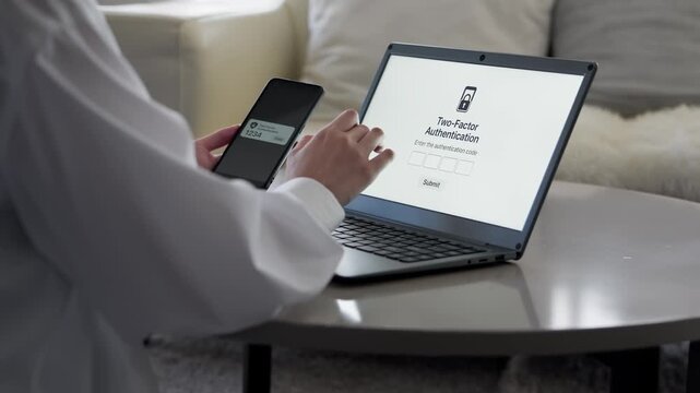二段階認証を設定する女性の手元