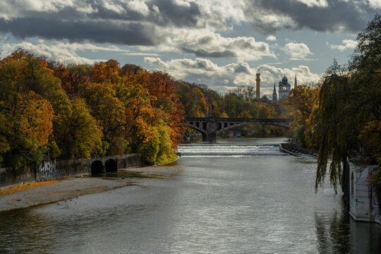 Herbst in M&uuml;nchen - Blick &uuml;ber die Isar