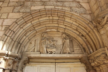 Auxonne, église Notre-Dame, tympan de la nativité (sous le porche couvert)
