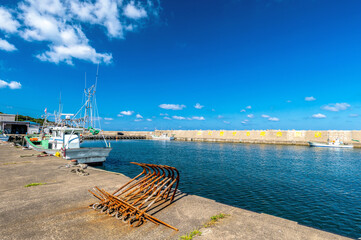 【青森県今別町：一本木港】ひなびた漁村の風景（左側の堤防の文字は「命に着せる救命胴衣」）