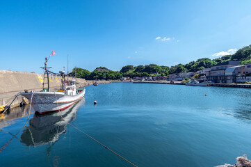 【青森県今別町：一本木港】ひなびた漁村の風景（左側の堤防の文字は「命に着せる救命胴衣」）