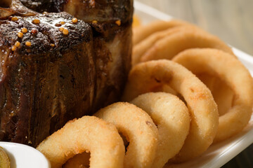 breaded onion rings with olives and mint leaves