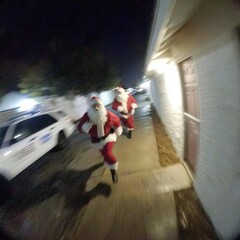 Obraz premium Santas Running From Police At Night