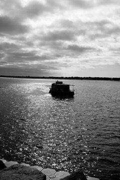 Bateau de p&ecirc;che en noir et blanc dans la ria d'Etel, Morbihan, Bretagne, France, Europe