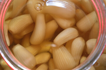 ガラス瓶につけたラッキョ