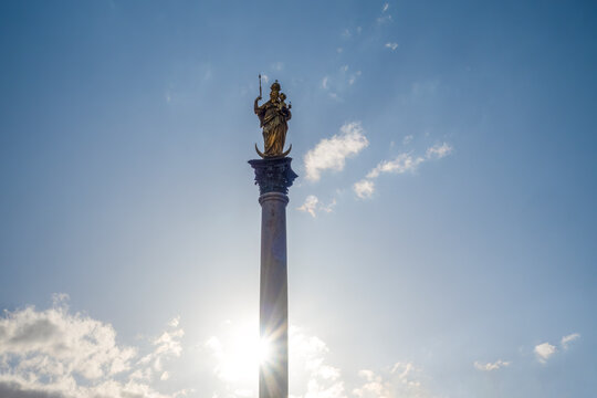 Mariens�ule monument with golden statue on Marienplatz in Munich