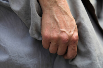 Fototapeta premium mano de mujer herrera forjadora en la fragua forja trabajando 4M0A7851-as25