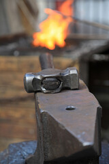 martillo sobre el yunque herramientas de forjador herrero  4M0A8034-as25