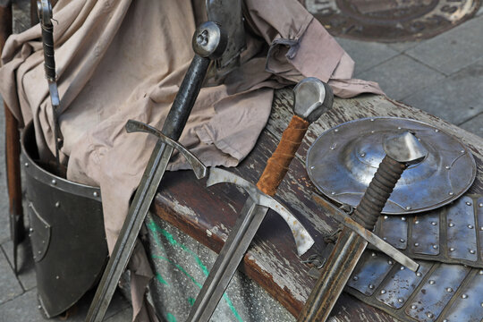 espadas y armaduras  medievales artesanales hechas a mano forjadas 4M0A8061-as25 - Powered by Adobe