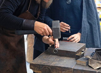 mujer herrera forjadora en el yunque trabajando con el martillo manos forja fuego 4M0A8249-as25