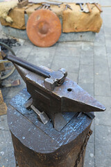 martillo sobre el yunque herramientas de forjador herrero  4M0A8258-as25