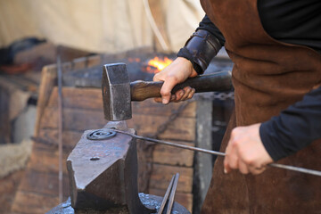 mujer herrera forjadora en el yunque trabajando con el martillo manos forja fuego 4M0A8384-as25
