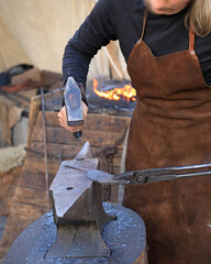 mujer herrera forjadora en el yunque trabajando con el martillo manos forja fuego 4M0A8404-as25