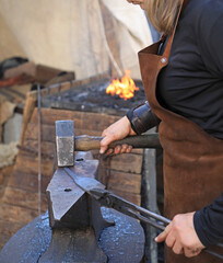 mujer herrera forjadora en el yunque trabajando con el martillo manos forja fuego 4M0A8412-as25