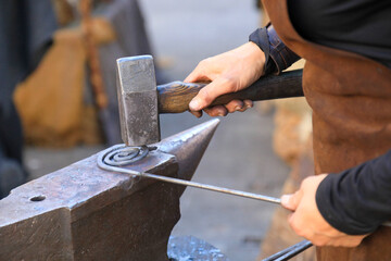 mujer herrera forjadora en el yunque trabajando con el martillo manos forja fuego 4M0A8425-as25